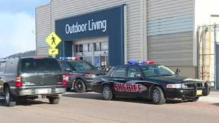 Това бе просто пазаруване в магазина, докато не се появи жена, размахваща брадва 