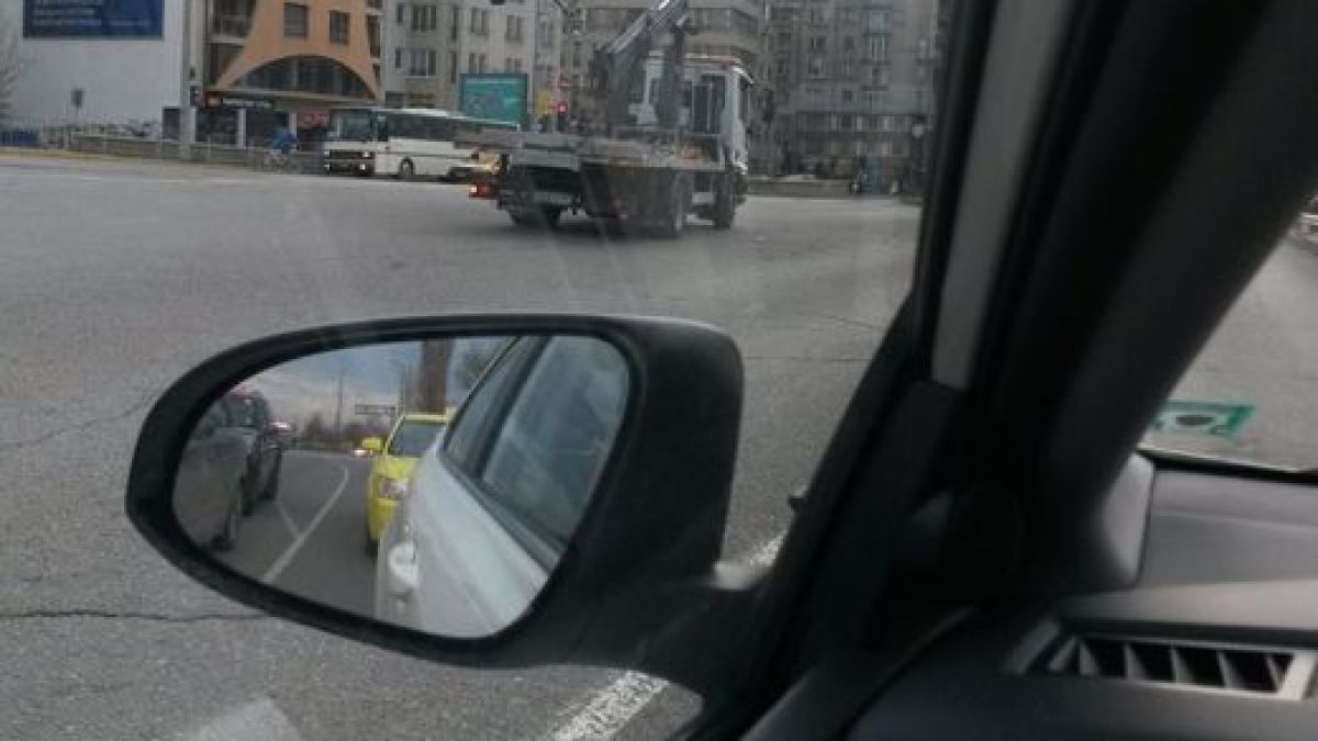 Шофьор на паяк в София нагло гази правилата за движение (ВИДЕО)