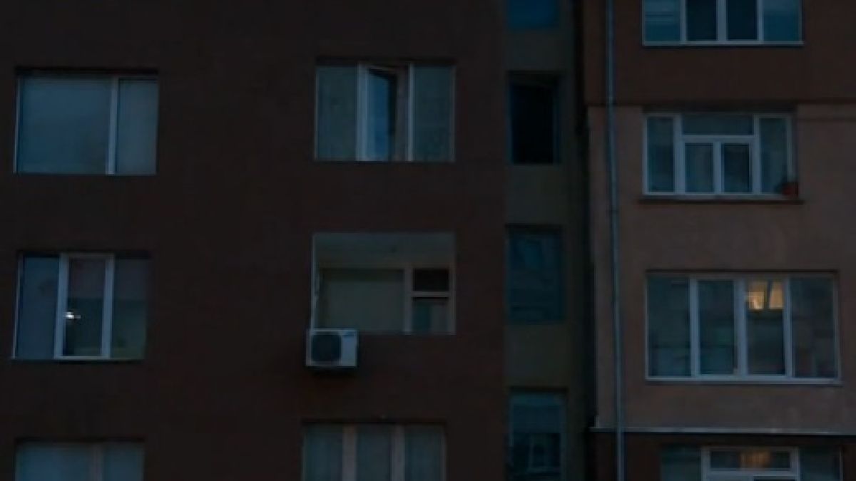 Пълен абсурд! Пет месеца този блок в столицата е без ток въпреки платените сметки (СНИМКИ)