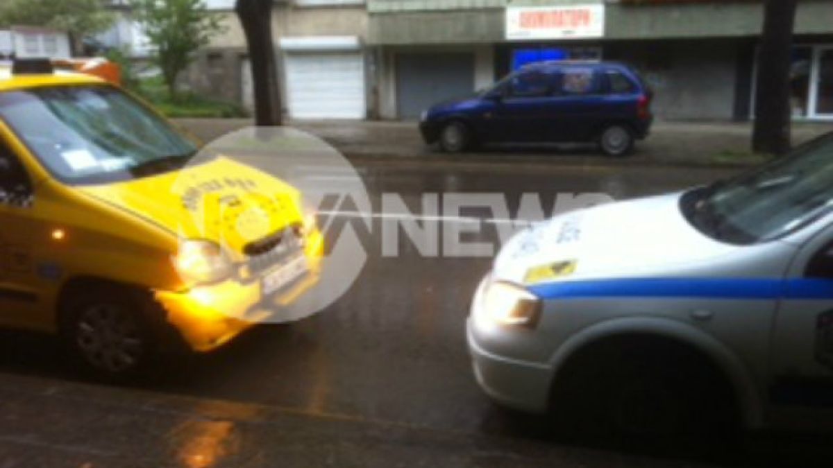 Такси е блъснало ученика на пешеходна пътека в София (СНИМКИ)