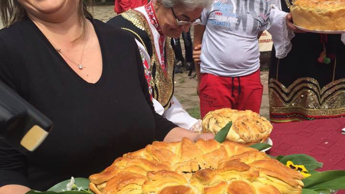 Българско и родно: Изумителни питки грейнаха като слънца на Фестивала на брашното! (СНИМКИ)