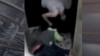 Зверски женски бой! Ученичка млати по-голяма приятелка (ВИДЕО)