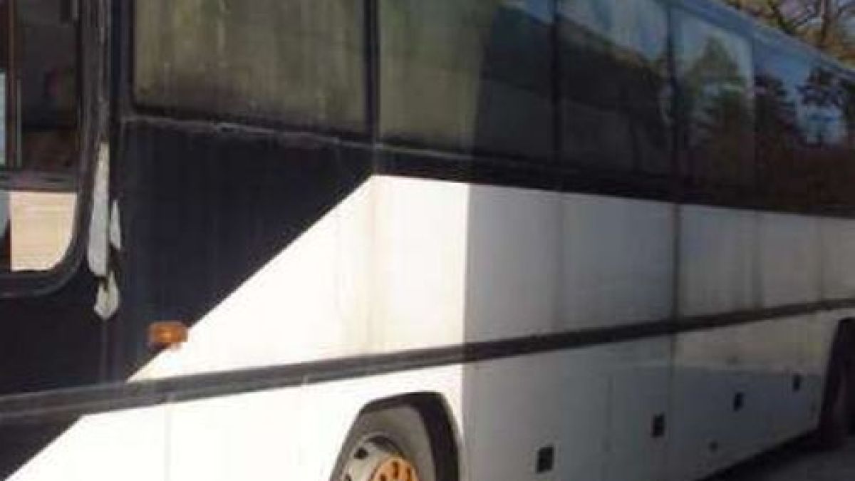 Ученик изпадна от автобус в движение, прости се с 4 зъба