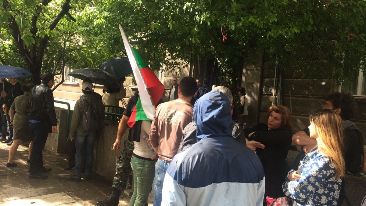 Първо в БЛИЦ! Развяха трикольора на протеста в защита на Перата в София! (ВИДЕО)