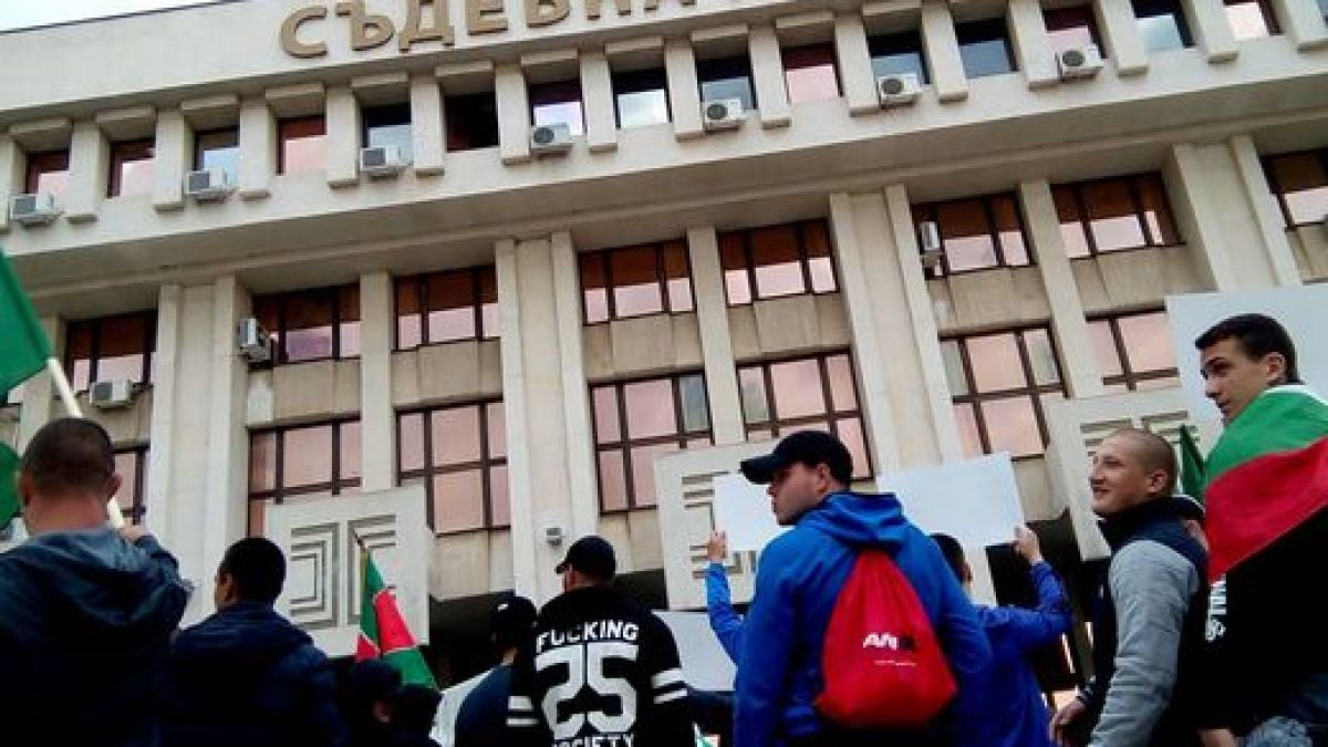 Съмишленици на Перата искат да сринат съда в Бургас 