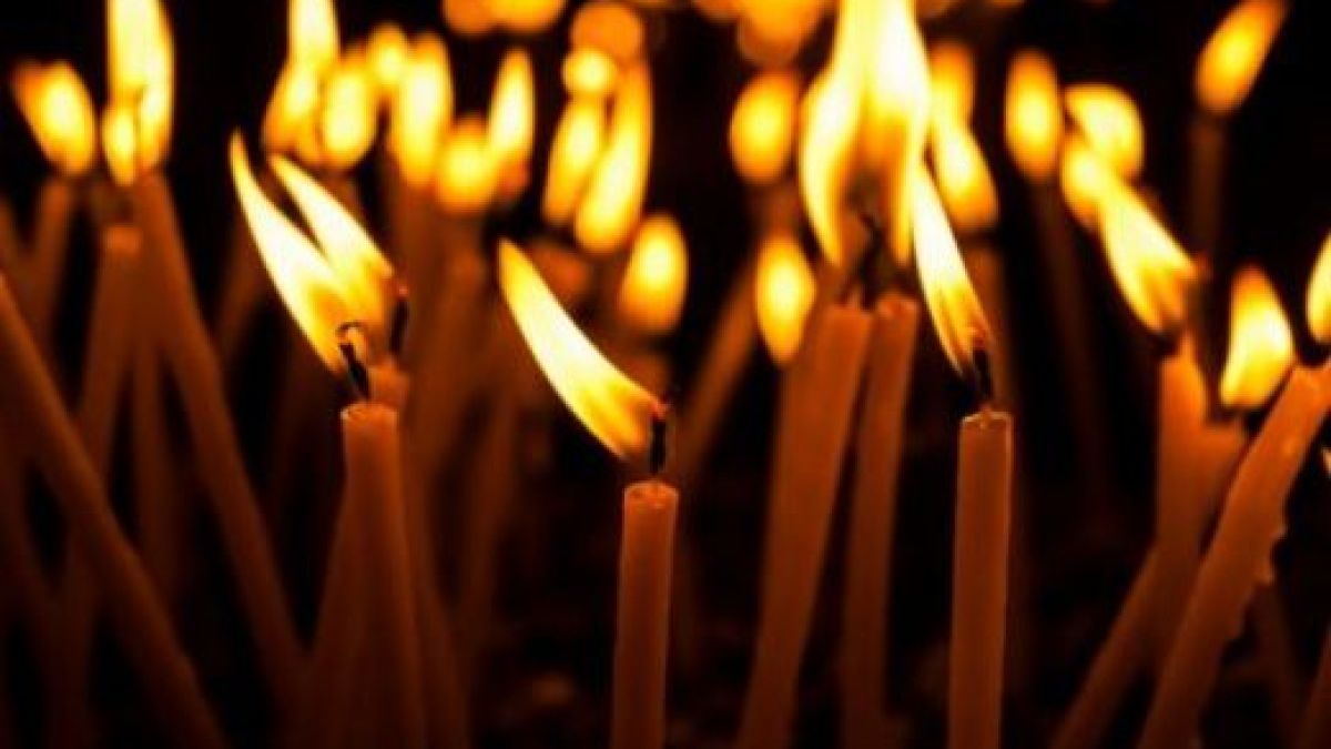 Дъмпинг за Великден! Цакат църквата със свещи на половин цена