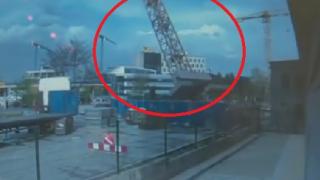 Ексклузивно! Вижте как кранът пада върху бензиностанцията в София (ВИДЕО)