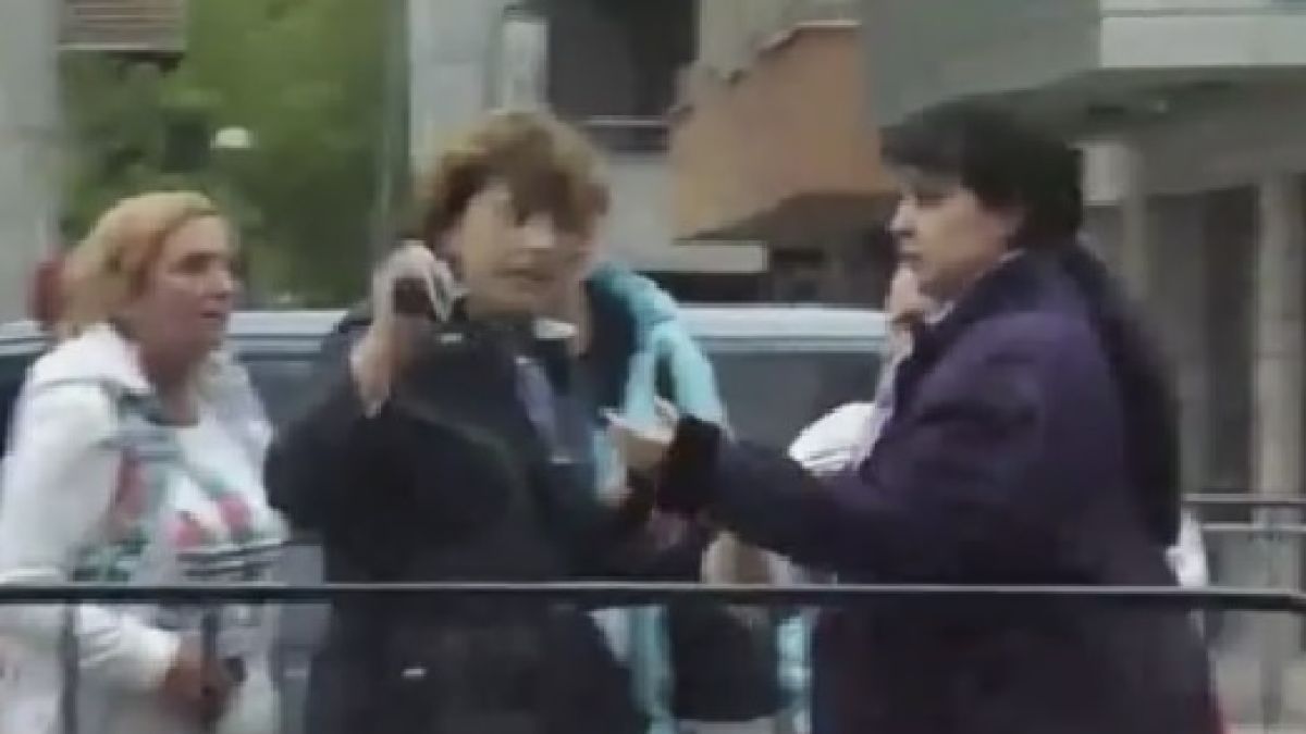 Скандално ВИДЕО: Агресивни пътници нападнаха контрольори