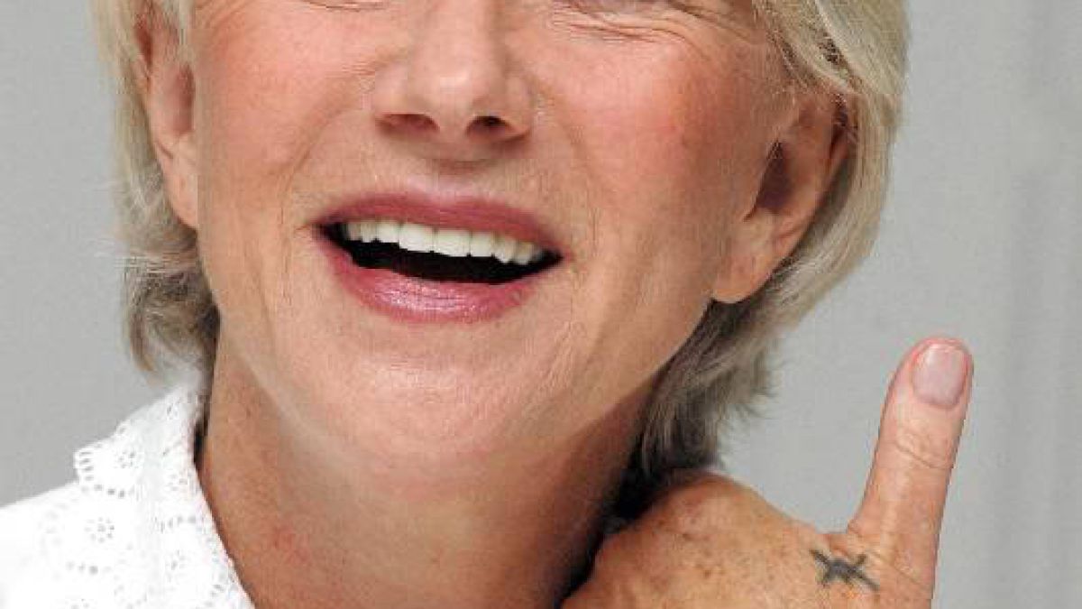  Хелън Мирън се татуира на 70