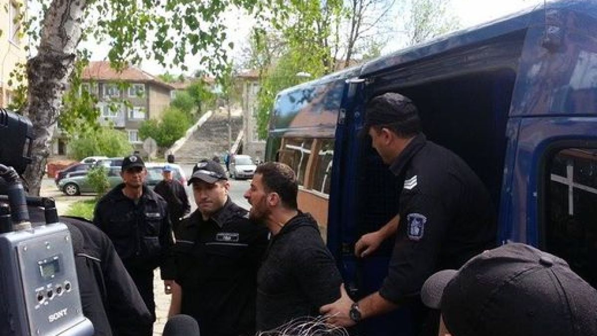 БЛИЦ TV: Перата влезе в съда с "Да живее България!" (СНИМКИ)