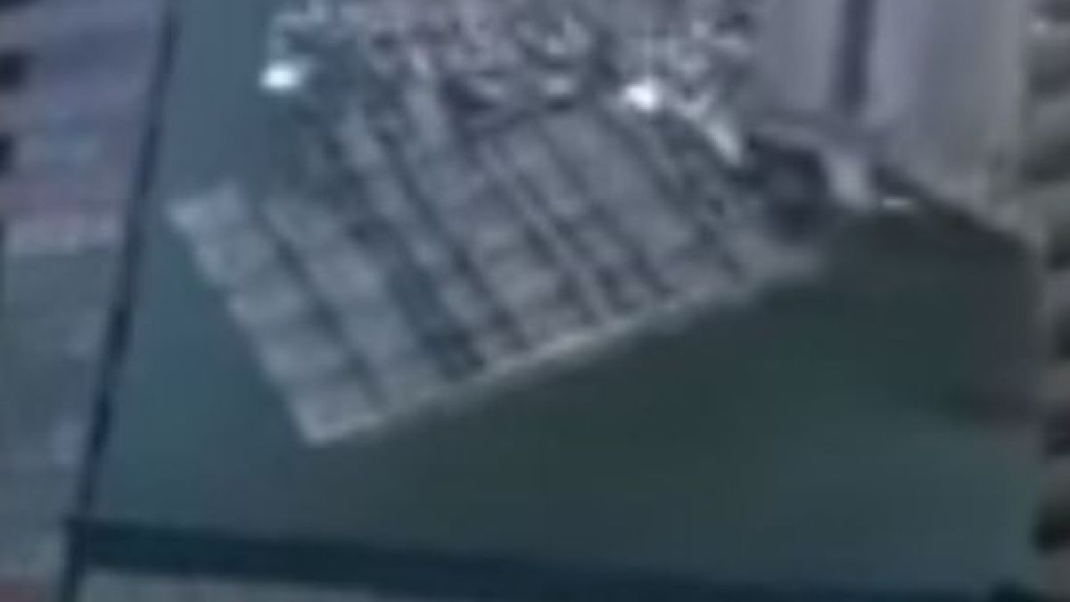 Нова стихия удари жестоко Япония,  ураганен вятър руши сгради в Токио (ВИДЕО)