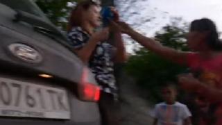 Родителите на ромчетата, пребили дядо, нападнаха репортерка (СНИМКИ/ВИДЕО)
