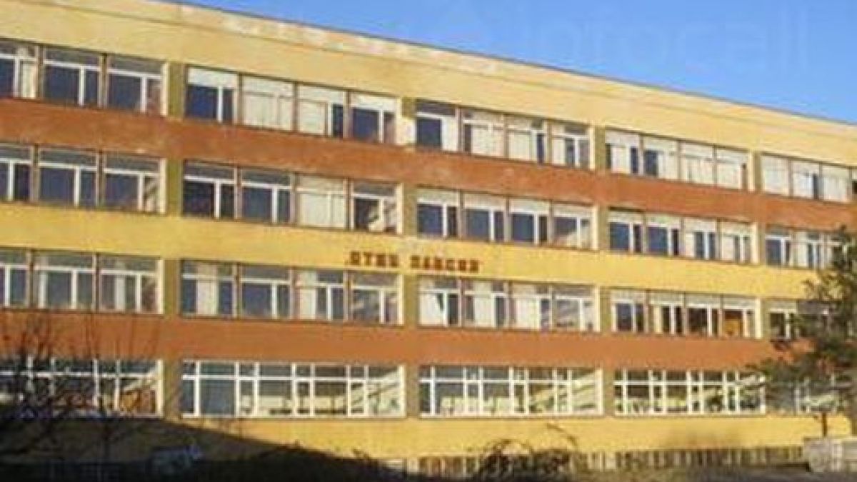 Див екшън! Баща нахлу в школо, ругае и напада учители