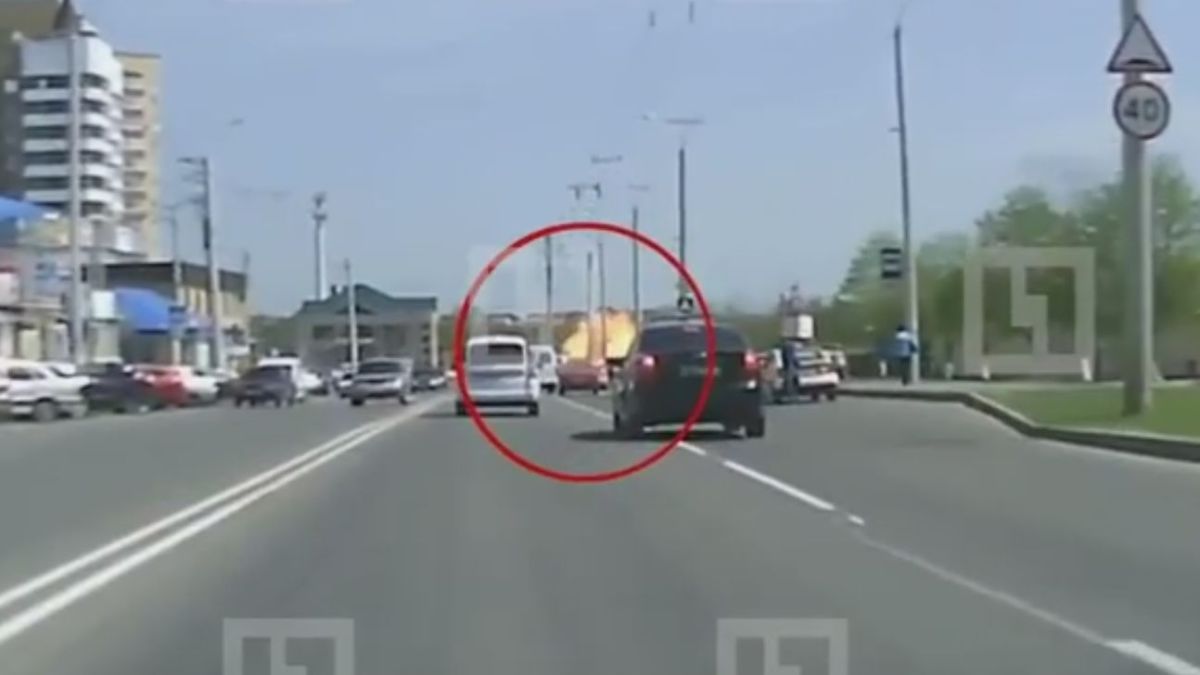 Бомба на пътя! Маршрутка се взриви в движение (ВИДЕО)