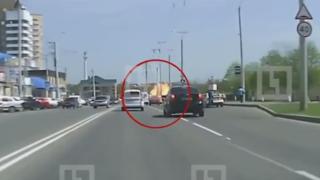Бомба на пътя! Маршрутка се взриви в движение (ВИДЕО)