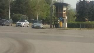 Пълен непукизъм: Полицаи затвориха цяла лента, за да си говорят на сянка! (СНИМКА)