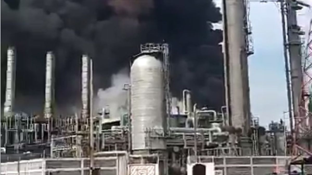 Екологична катастрофа заплашва Мексико след взрива в рафинерията (ВИДЕО)