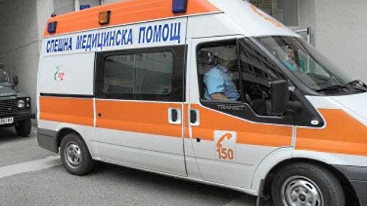 Резачка отскочи и сряза крака на млад мъж