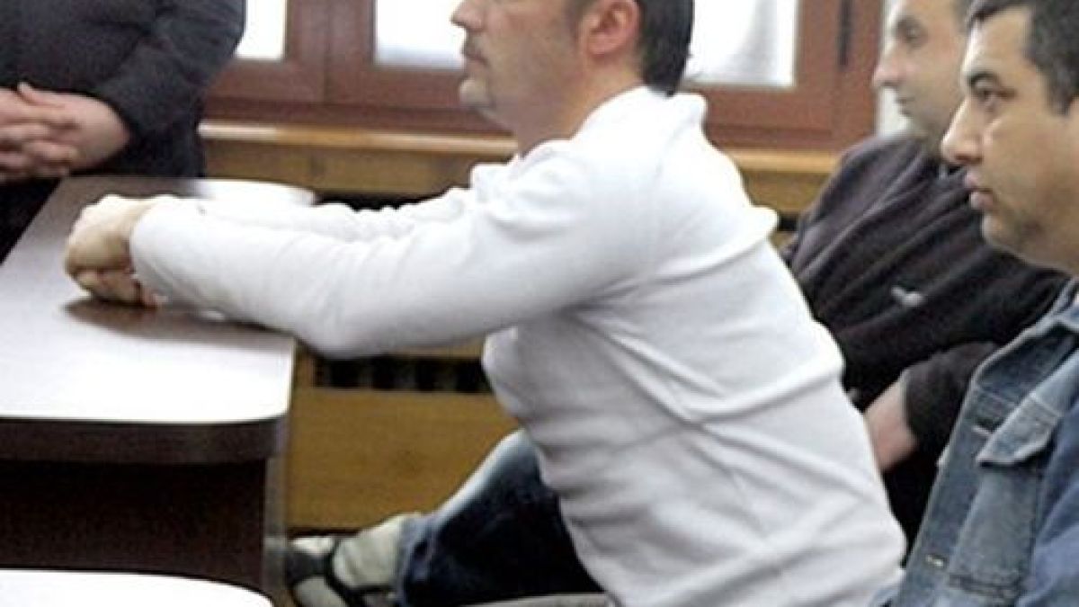 Ексклузивно и само в БЛИЦ: Освободиха Малкия Канар, бопаджиите изкарали момиче по бели гащи навън