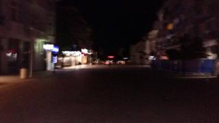 Какво става във Варна?! На ларгото е тъмно като в рог