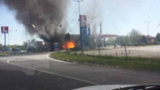 Ексклузивни СНИМКИ в БЛИЦ: Камион се вряза в бензиностанция на "Тракия", избухна в пламъци!