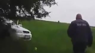 Скандално ВИДЕО! Полицаи се крият по храстите и снимат за скорост без знак