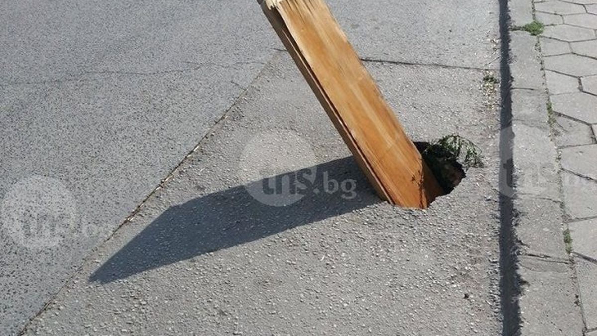 Невиждано: Дупка на пътя погълна цяла каса на врата 