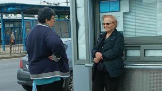 Сигнал до БЛИЦ! Столичанка върти амбулантна търговия с билети до затворена будка на градския транспорт
