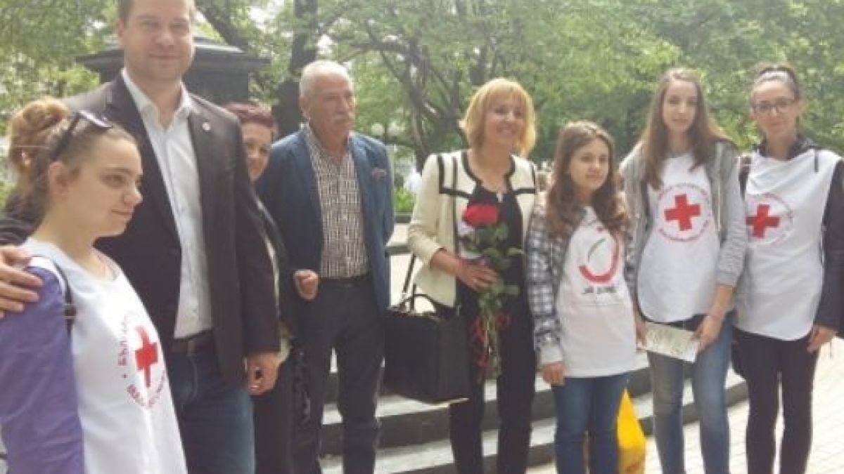 Мая Манолова събра близо 380 000 лева в кампанията"Дари празник на баба и дядо“