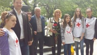 Мая Манолова събра близо 380 000 лева в кампанията"Дари празник на баба и дядо“