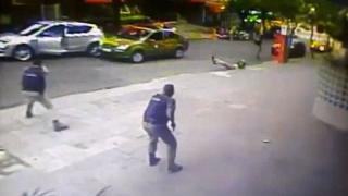 Шокиращо ВИДЕО! Бразилски ченгета разстреляха безмилостно заподозрян в опит да се предаде (18+)