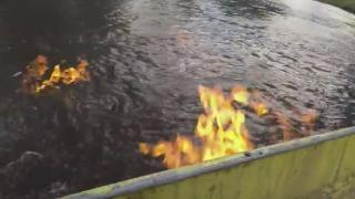 Уникално! Австралийски депутат запали река (ВИДЕО)