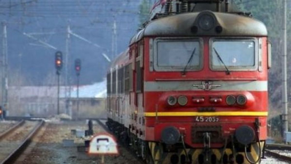Призрачен влак с два вагона и четирима пътници пламна край Стражица
