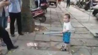 Малко китайче стана сензация, след като нахока полицаи (ВИДЕО)