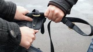 Нагла кражба: Роми издърпаха чантата на кондукторка през вратата