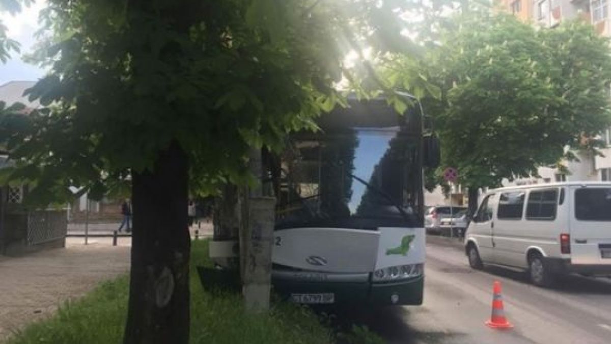 Автобус с пътници се удари в бетонен стълб