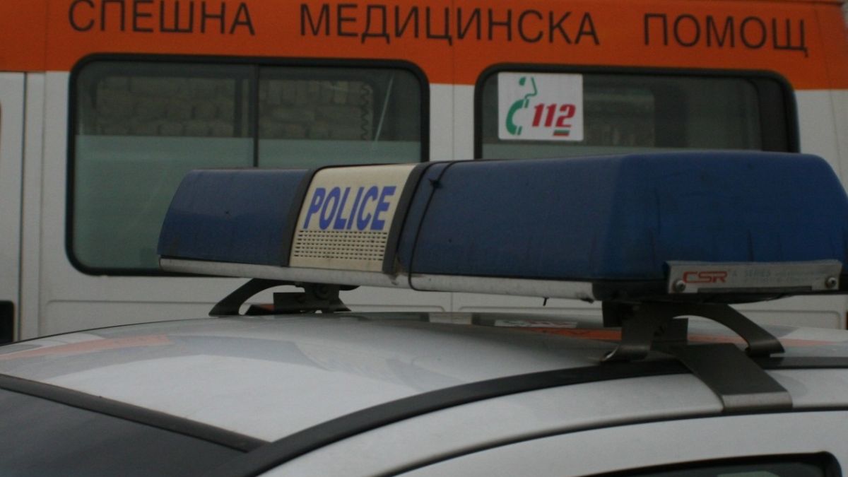 Сигнал до БЛИЦ: Автомобил връхлетя жена на тротоар пред училище в центъра на столицата 
