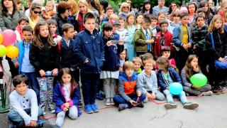 Честит първи учебен ден! Школата зоват: Подарете усмивка, вместо цвете!