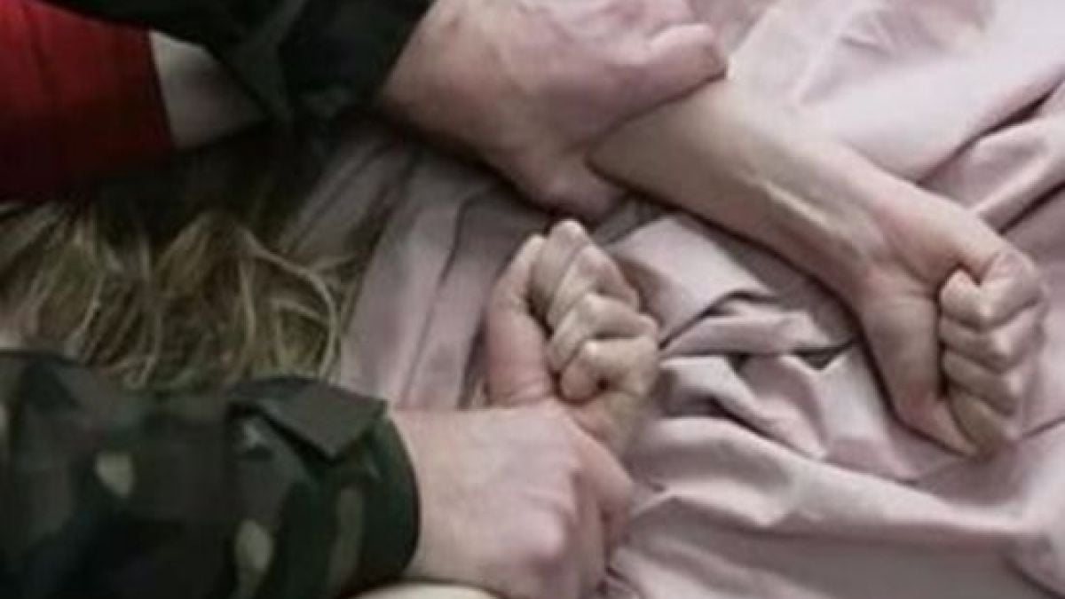 Ужас в Банско! Наркопласьор удари с юмрук жена, блъсна я на леглото, съблече я чисто гола и...