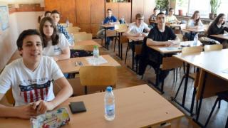 Учениците от 7 и 10 клас притаиха дъх: МОН показа верните отговори по математика