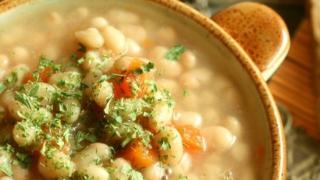 Тайната на вкусния боб по сръбски е в тази подправка