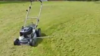 За първи път показаха как работи косачката за мързеливци (ВИДЕО)