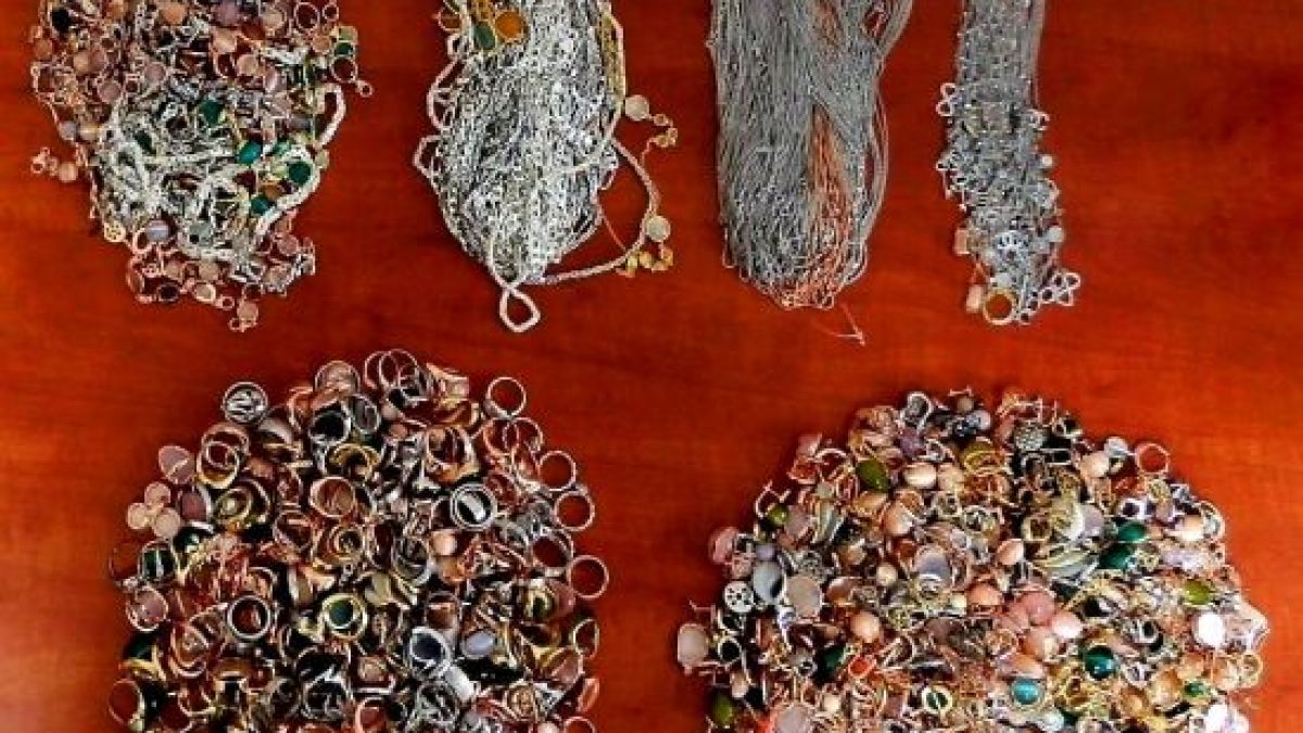Митничари извадиха от тайници в БМВ много сребро 