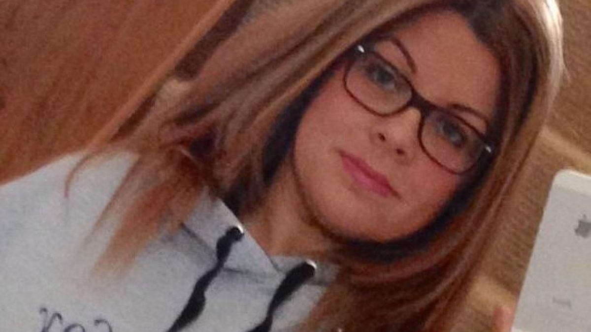 Социална работничка склонила към секс 16-годишен в хотел   