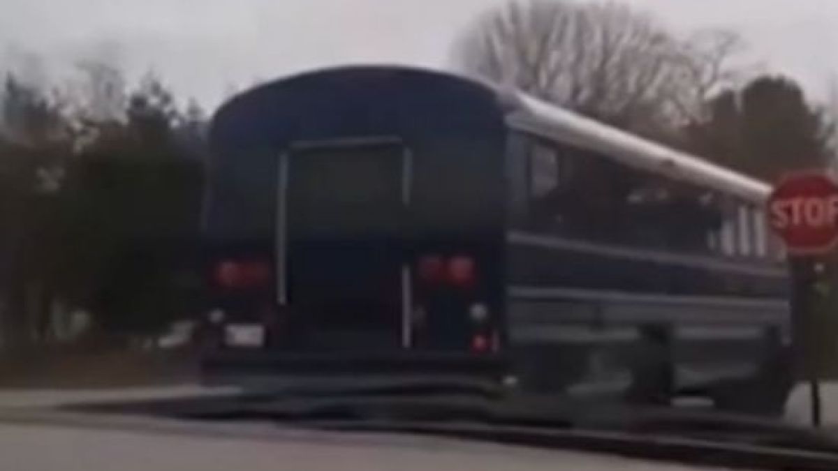 Уникално ВИДЕО! 12 годишен препуска с училищен автобус