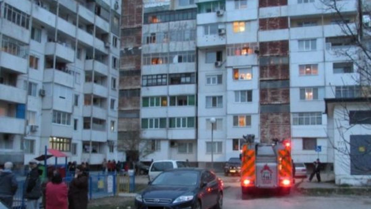 Огнена стихия в Бургас! Евакуираха блок заради пожар