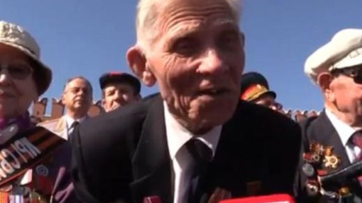 Ветеран си спомня 1945 : Хвърляха немски знамена в краката на Ленин, аз изминах точно 210 крачки до мавзолея (ВИДЕО)