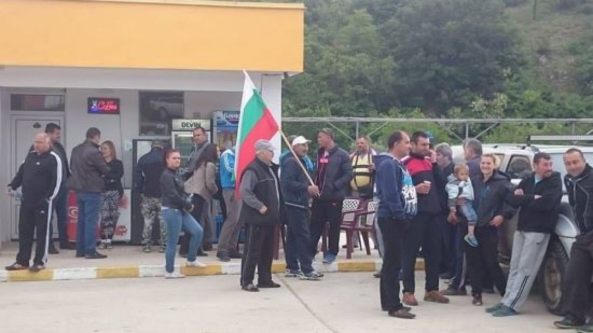 Блокада на пътя за Пловдив, фермерите искат спешно ваксини, хиляди крави заплашени от мор (СНИМКИ)