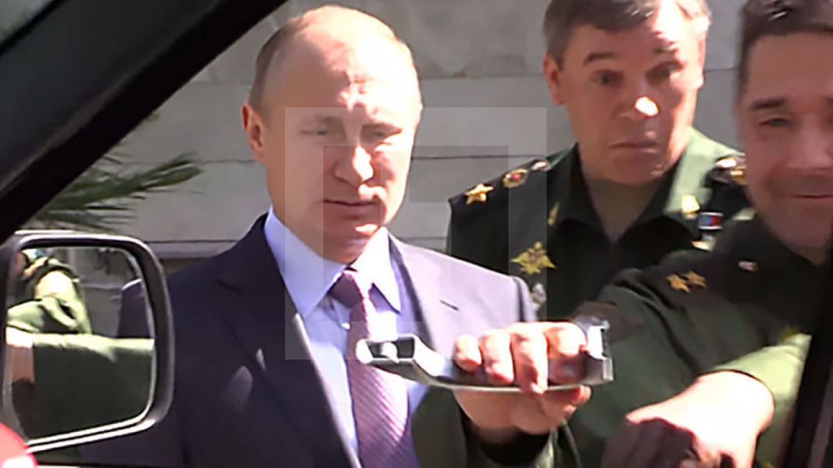 Неприятен инцидент сполетя Владимир Путин (ВИДЕО)
