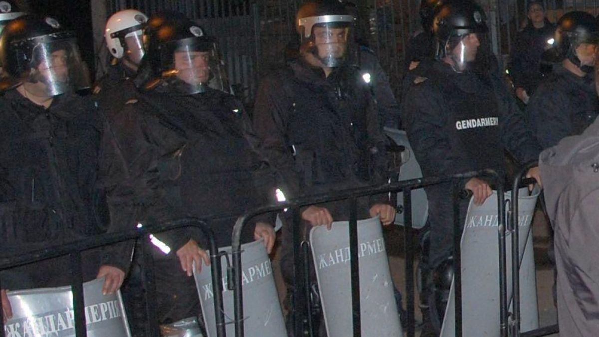 Осъдиха двама младежи, млатили се с полицаи на протестите в Раднево